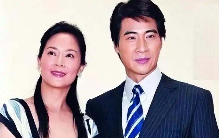 何音再婚新生活:与高大帅气丈夫恩爱,继子成家庭核心