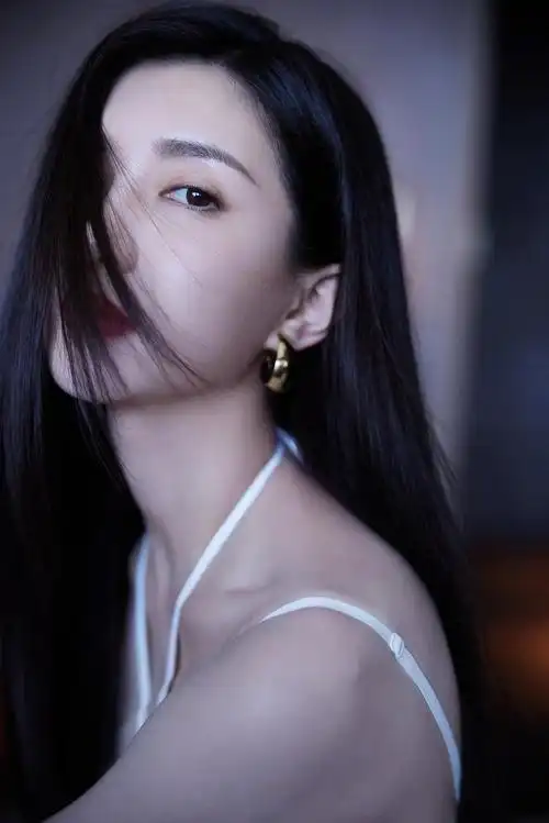 性感美女明星江疏影吊带裙妩媚诱惑写真