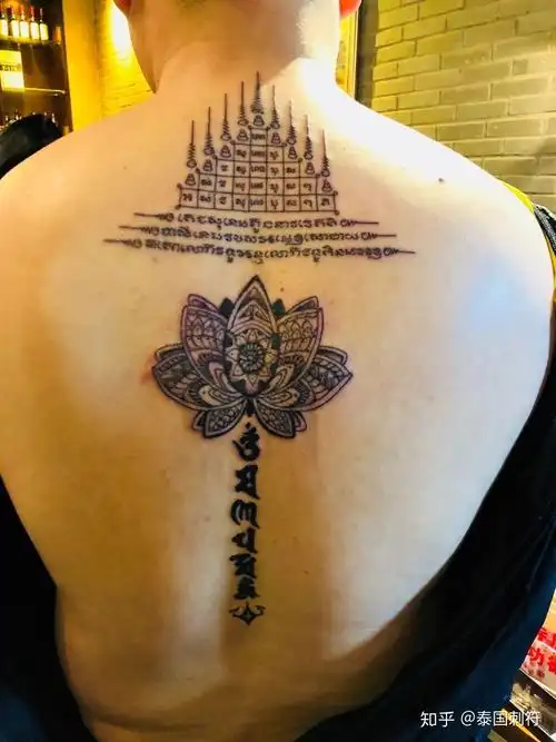 最早把经文刺在身上据说是战争时期,士兵打仗都有佩戴保平安的圣物