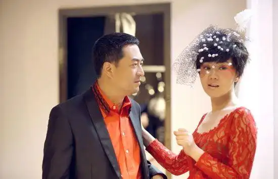 《一仆二主》上演神秘婚礼 张嘉译闫妮飚复古舞