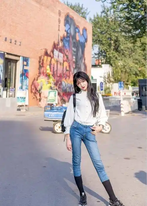 这次拍摄街拍造型穿搭,艾比身穿一款卡其色的半袖上衣,泡泡袖的款式