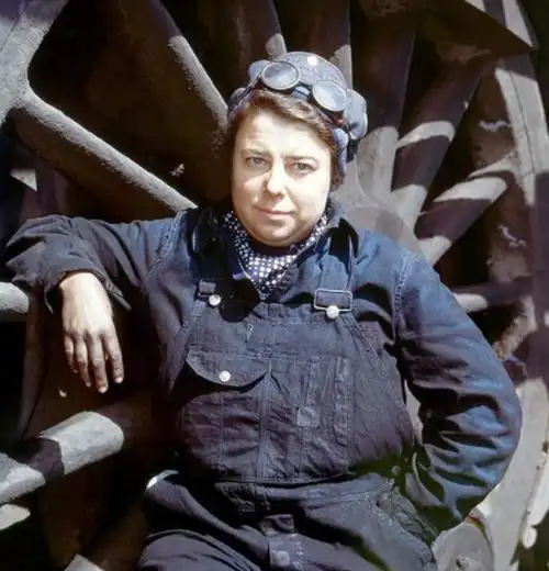 1943年,美国铁路女工,火车司机,勤快的锅炉工等老照片