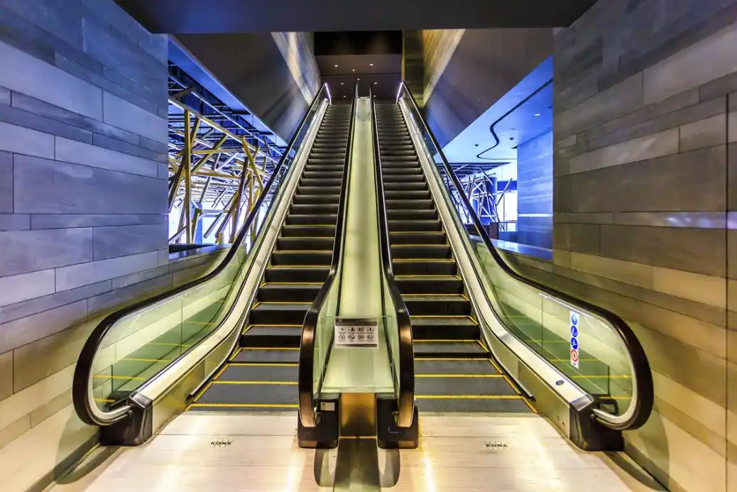 电梯扶手为什么比踏板快?原来是这样的智慧和创新!