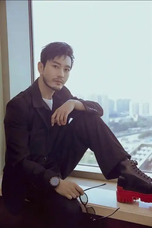 43岁黄晓明留胡须不显老反而男人味十足真是越来越有型了