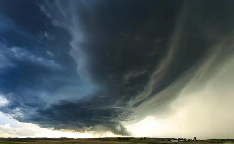 摄影师美国"龙卷风走廊"追拍风暴