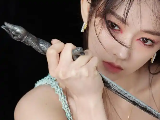 程潇清冷侠客大片##程潇红色长眼线妆