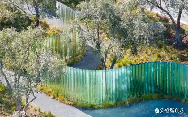 以装满各地沙粒的400根玻璃圆柱构成apple park户外雕塑〈mirage〉