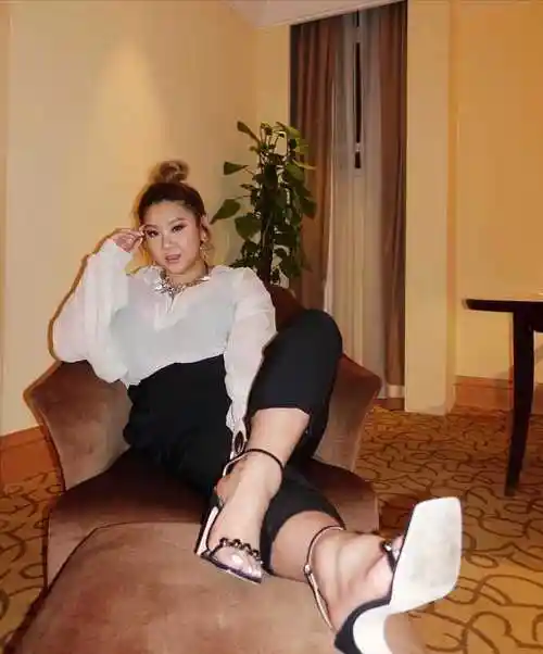 原创郑欣宜虽然胖但很自信穿白色连衣裙亮相180斤也可以照样时尚