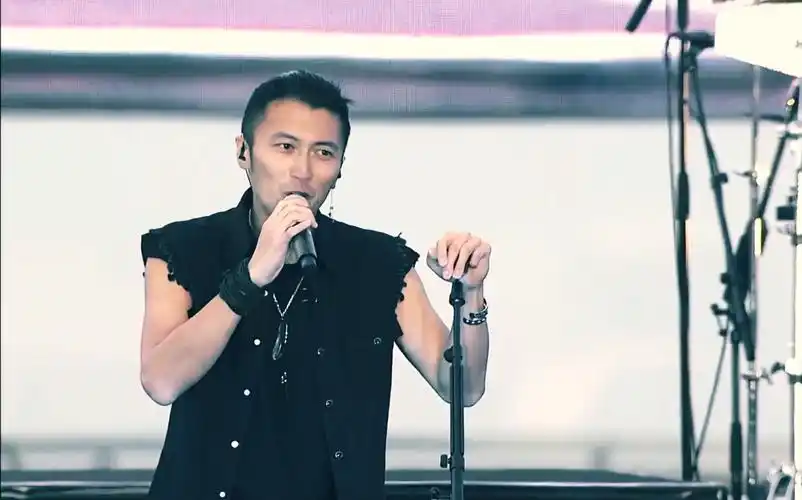 谢霆锋一击即中有火仿佛当年舞台上的那位真挚少年岁月凝固