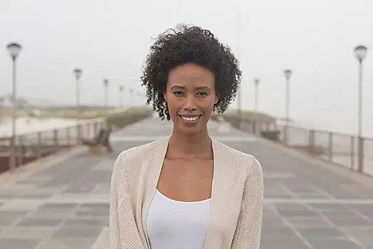 年轻,美国黑人,女性,看镜头,散步场所