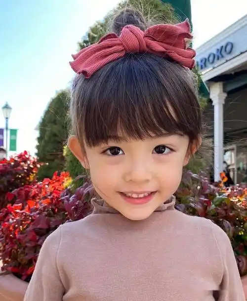 6岁混血女孩cos花魁装扮,父母被骂翻:这是该让孩子做的吗?