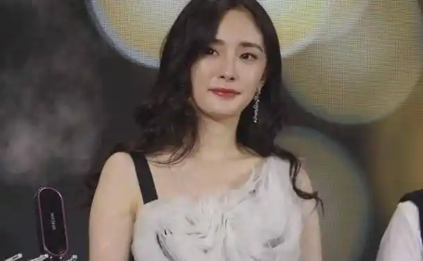 杨幂参加带货直播,网红滤镜下像换了一个人,方脸变成尖下巴_活动_美颜