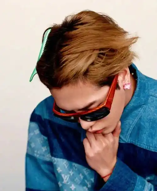 王嘉尔发色上新,今儿来个正经的