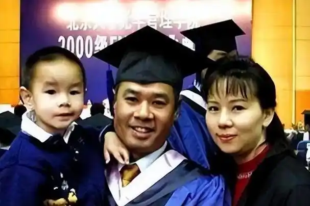 李宁的妻子陈永妍李宁之妻陈永妍见证了丈夫的眼泪44岁为他冒险生女儿