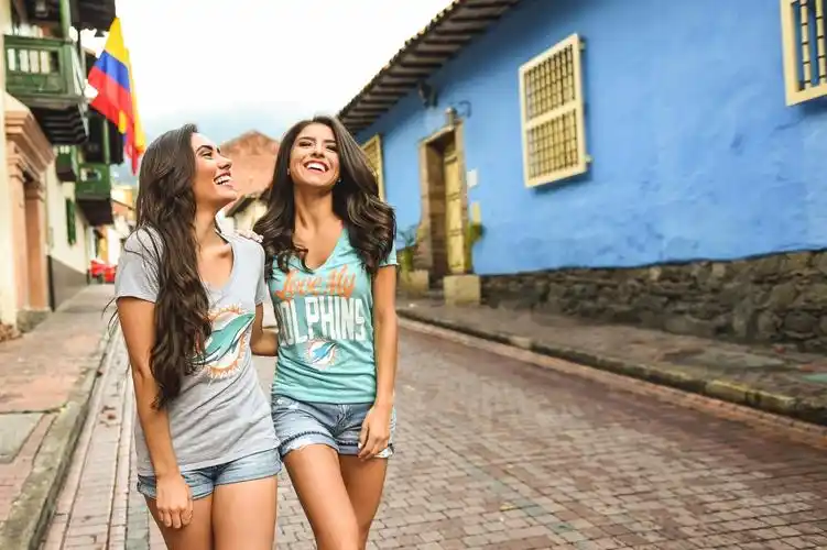 夏天女孩微笑街道大笑行走4k壁纸