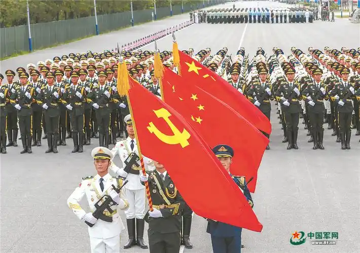 台前,从正步起始线到停止线的96米,仪仗方队队员刚强有力的中国正步