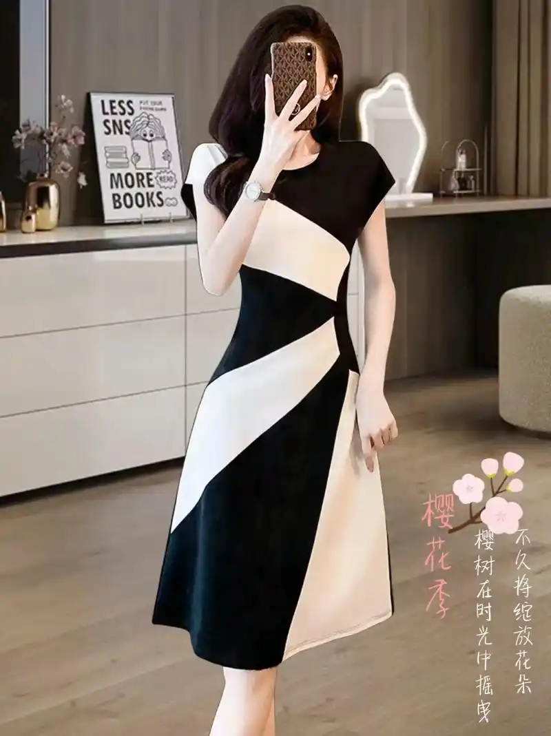 姐妹们,这款复古黑白拼接连衣裙高级感满满.是今年新款