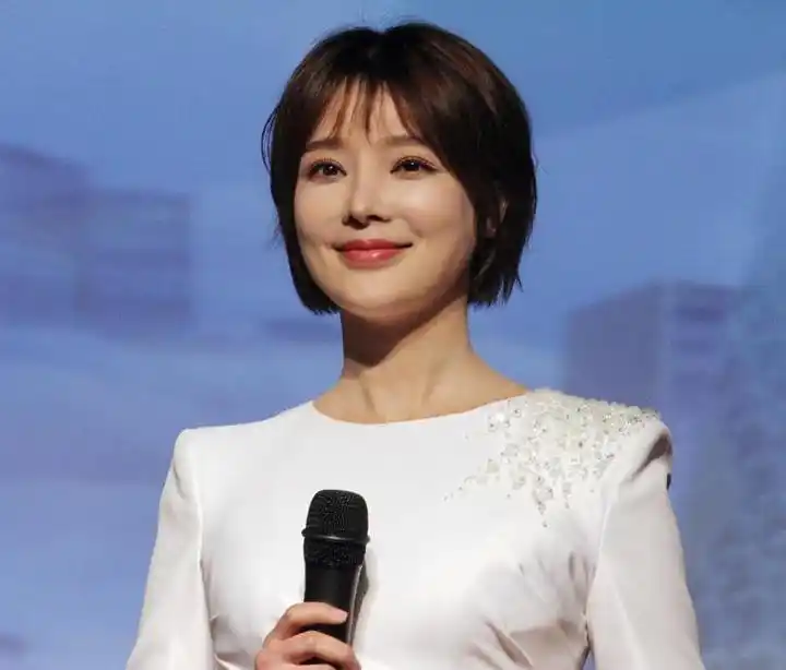 央视"美丽"女主持人胡蝶的人生 胡蝶是中国传媒大学的高材生,大学四年