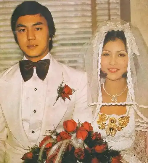 狄龙与太太陶敏明一见倾心,初见时是1970年,那时的狄龙24岁,而陶敏明