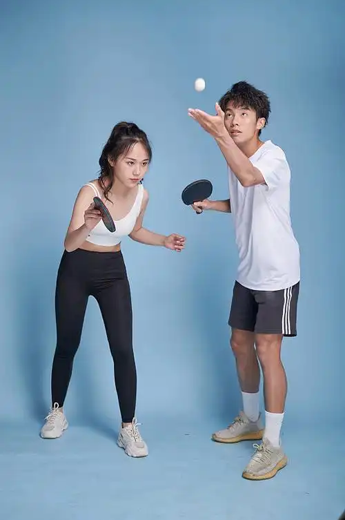 体育运动男生乒乓球男女健身人物摄影图