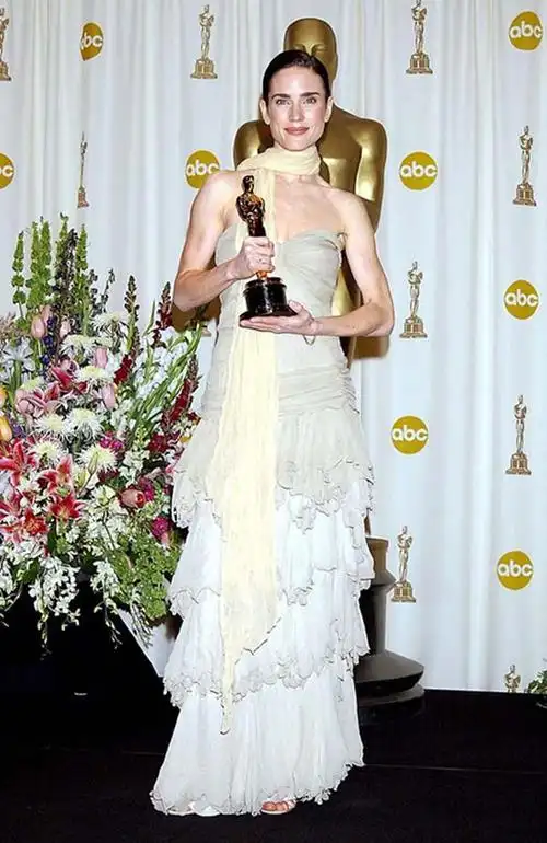 詹妮弗·康纳利因在《美丽心灵》中饰演纳什的妻子艾丽西亚,获