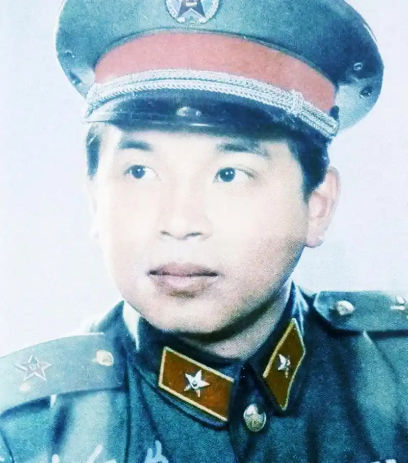 他叫徐良,是"一流的战斗英雄".他多次要求分配到战斗的前线.