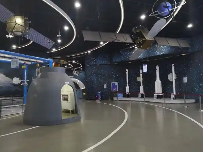 科技馆,空中卫星环绕,身边火箭,飞船林立,立刻感觉置身于缥缈的太空之