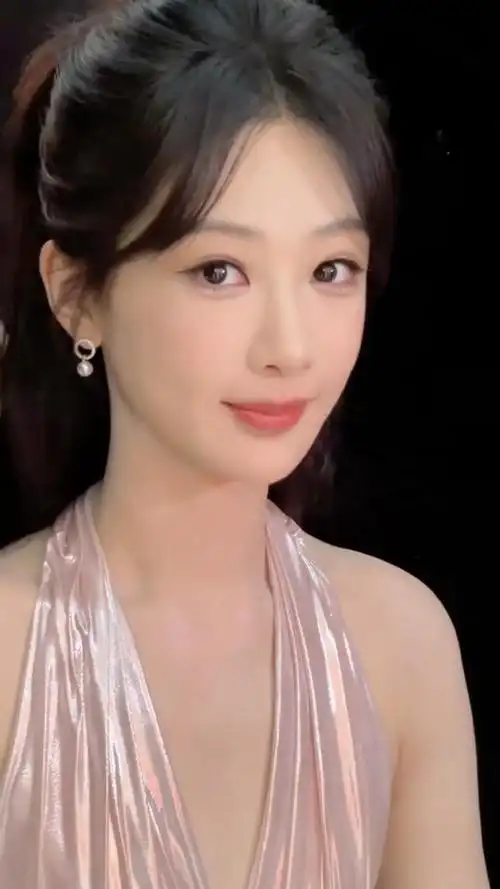 杨紫粉色挂脖流光裙造型亮相,粉丝呼吁发布更多美照