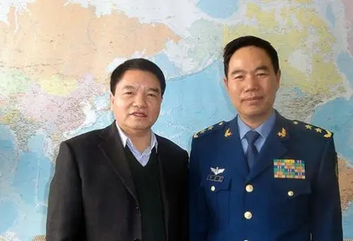 (渊子崖壮歌)作者高明与胡秀堂空军中将2015年春在北京的合影