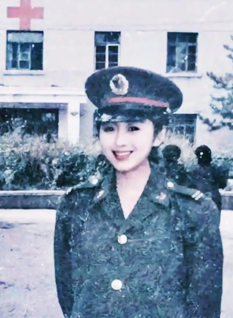 仔细一看,她身上穿的是"八十五式"军装,完全符合国人审美的顶级军装.