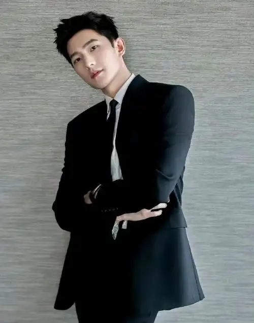 任嘉伦,杨洋,龚俊,王俊凯,评论区晒出你心目中的西装帅哥叭