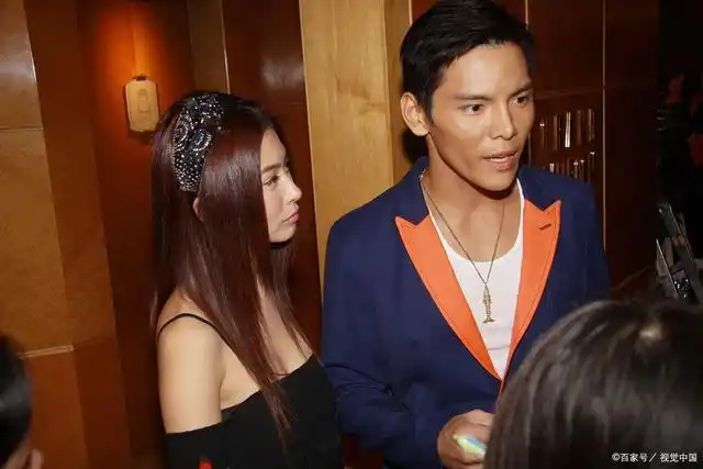 03分手之后竟是重生和向佐的分手,让黄婉佩受尽耻笑,大为受挫,伤心欲