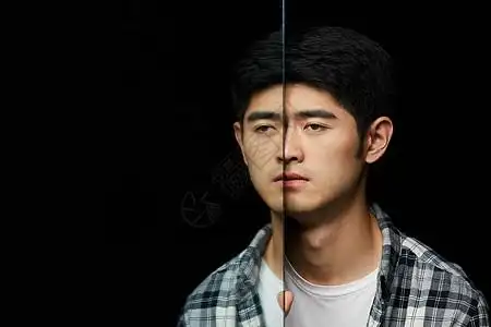 男性在镜子中的忧郁形象图片素材