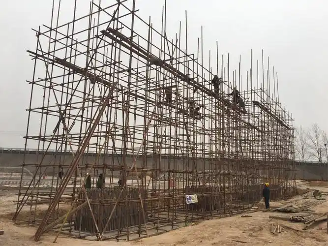 二环路上跨津山铁路立交桥斜拉桥8号墩安装脚手架.