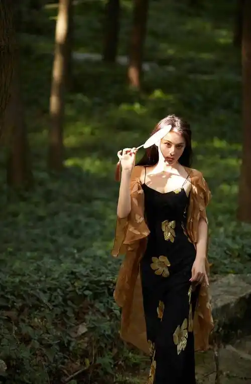 "军旅女"张馨予身材太优越,穿吊带裙秀丰满身材太浮华_刺绣_金色_曲线