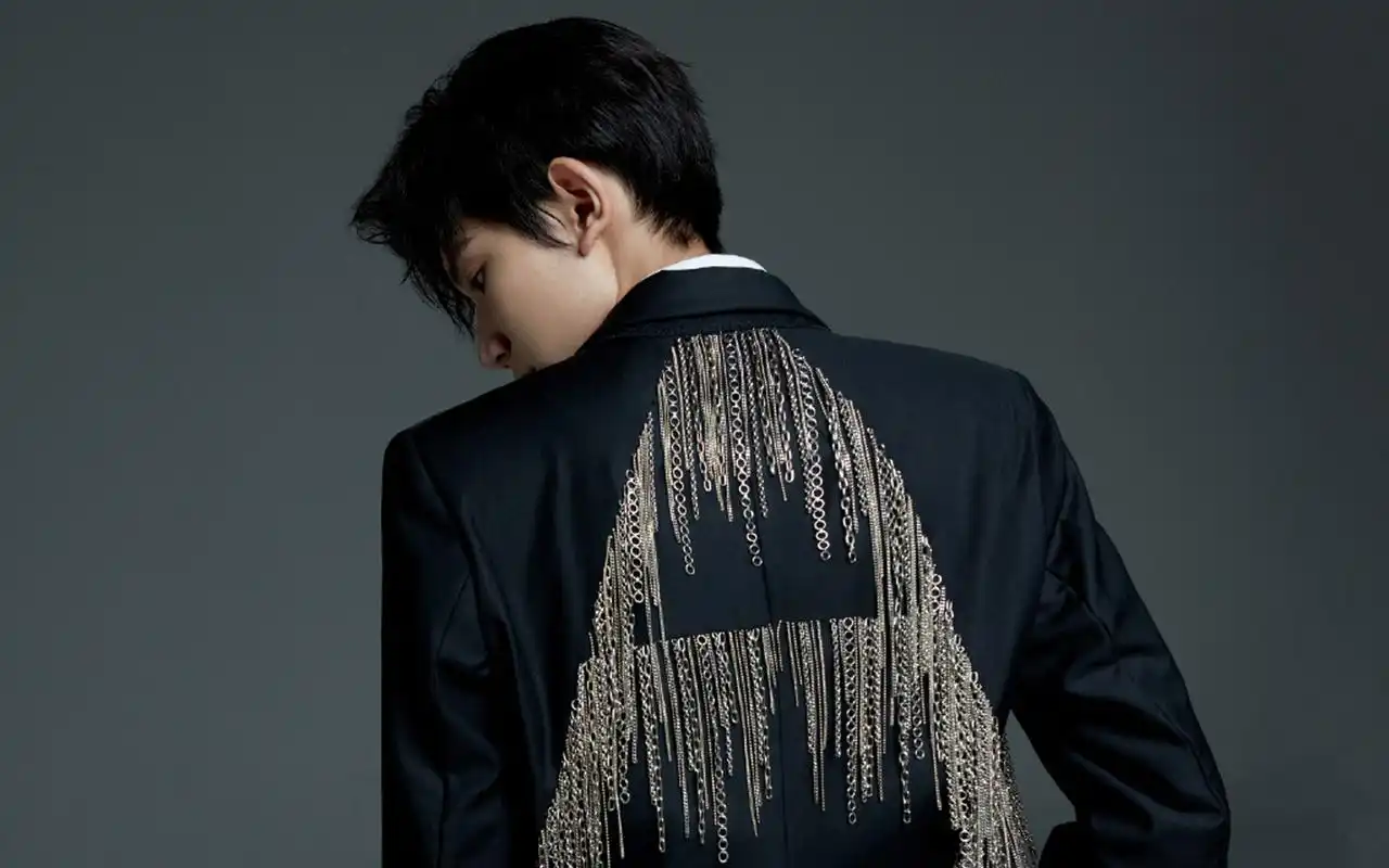 王源酷帅黑白写真桌面壁纸