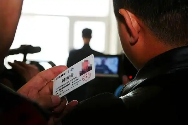 他在网上发布了几张照片,其中穿警服的照片是电脑合成的.