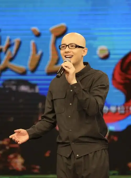 中国实力男歌手平安在大赛新闻发布会现场.