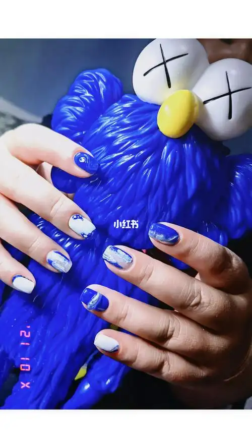 蓝色美甲