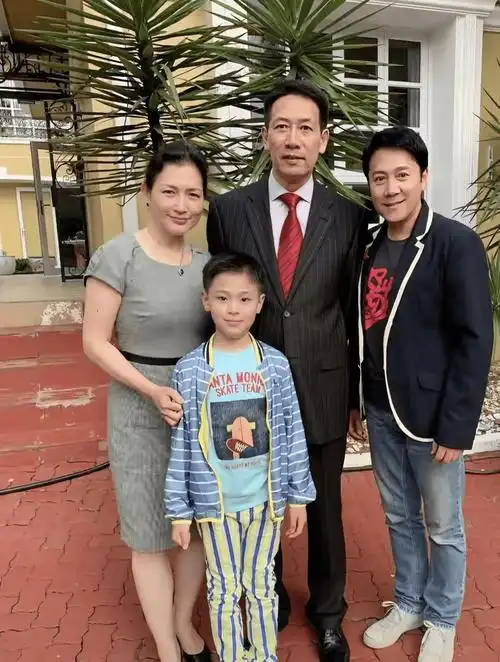 54岁蔡国庆陪老婆回贵州穿女款粉色t恤满头黑发皮肤好显年轻