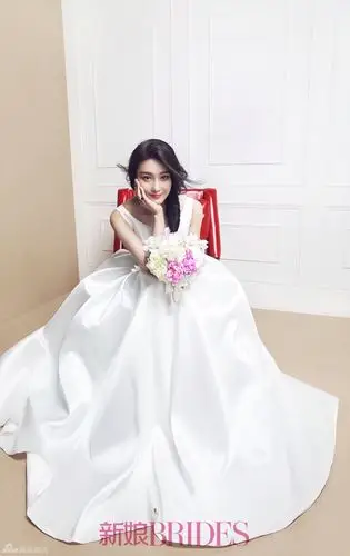 张馨予水下性感迷幻大片曝光 柔美变身美人鱼