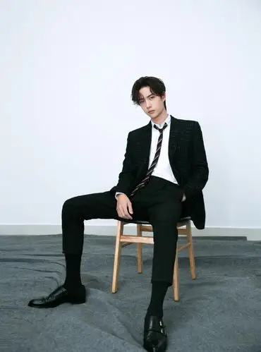 王一博格纹黑西装帅气写真图片57