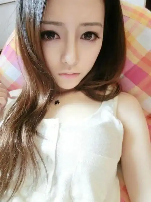 qq透明皮肤-性感的女生qq皮肤透明