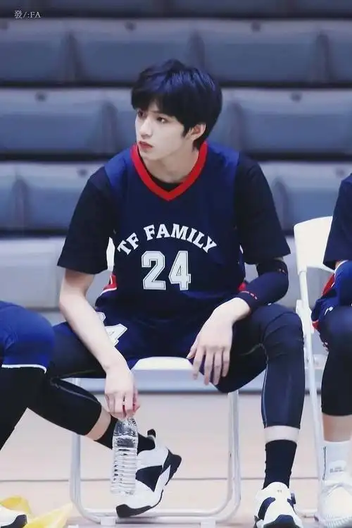 真的好像校园里的运动系学长啊想看刘耀文打篮球#萌探探探案