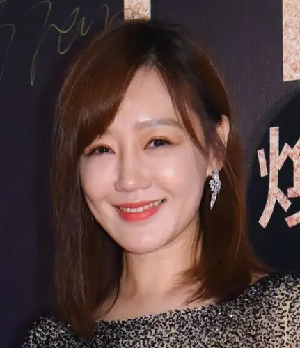 41岁薛佳凝剪了齐肩发型好年轻,穿透视上衣优雅高级性感