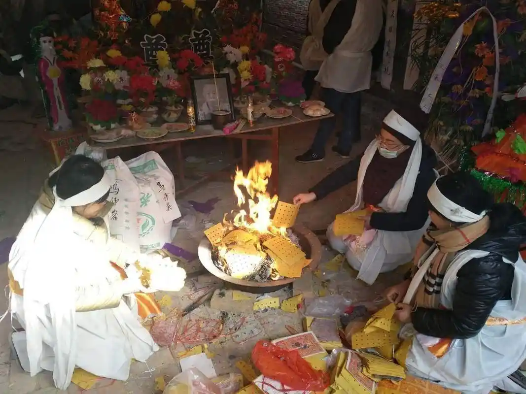 农村丧葬:起棺前,为何一定要"摔盆"?还有5大件,必须要知道