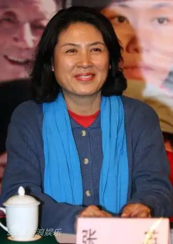 图文:《村官普发兴》热拍-演员张英