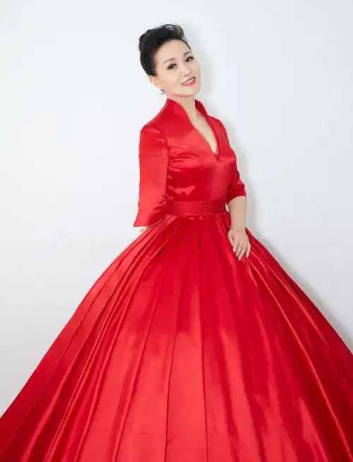 雷佳《献给祖国的歌》深圳独唱音乐会 唱响70年经典