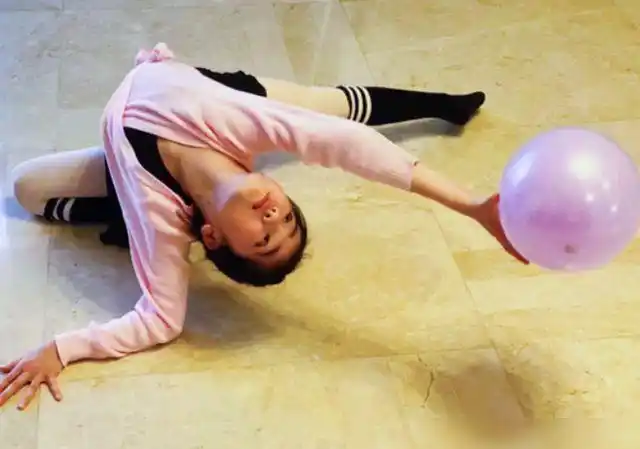 左小青女儿一字马被赞超像妈左小青嫁富豪曾是体操冠军