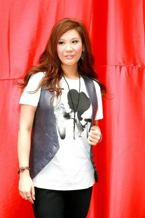 郑欣宜瘦了不少用黑色衣服遮多肉曲线微胖身材成熟韵味好浓